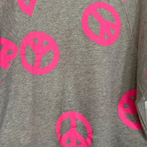 Peace sign sweat shirt. - Picture 3 of 6